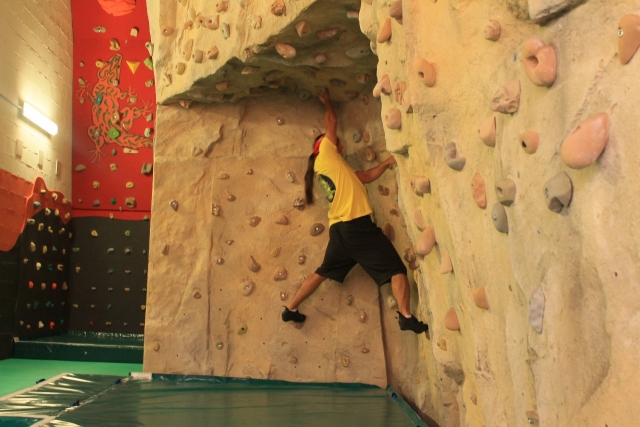  pratica sulla parete di arrampicata 